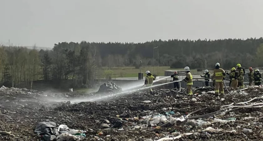 Na zdjęciu strażacy gaszący pożar, fot. OSP Gomunice