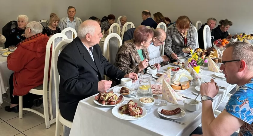 Na zdjęciu uczestnicy wielkanocnego śniadania, fot. Facebook/Powiat Radomszczański