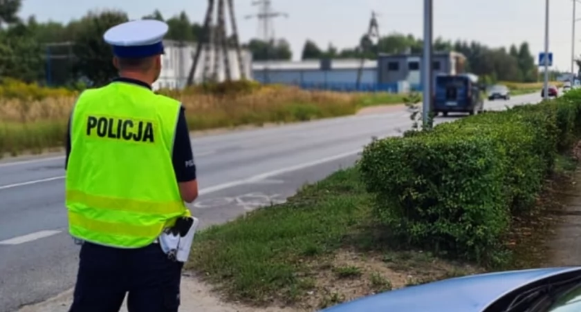 Na zdjęciu policjant podczas kontroli, fot. KPP Radomsko