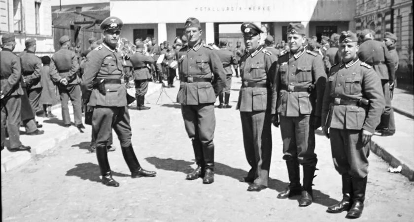Na zdjęciu: Niemieccy żołnierze przed wejściem na teren  Metalurgii (Werke). Fot. Zbiory muzeum