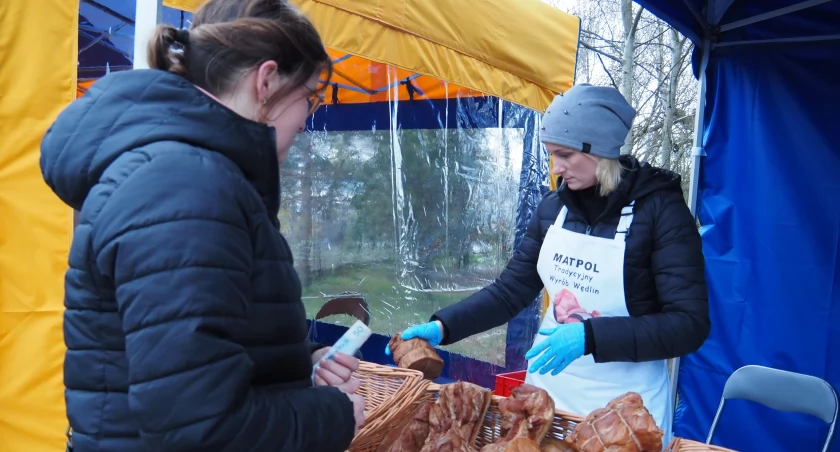 Na zdjęciu: Wielkanocny kiermasz przed starostwem odbył się po raz trzeci