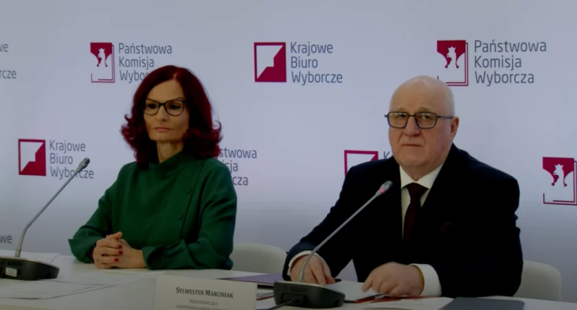 Na zdjęciu minister Magdalena Pietrzak, szefowa Krajowego Biura Wyborczego oraz przewodniczący Państwowej Komisji Wyborczej sędzia Sylwester Marciniak, screen PKW