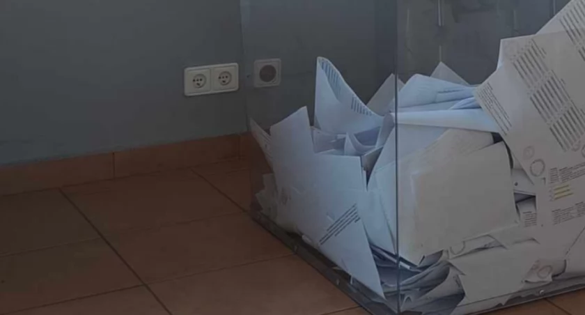 Na zdjęciu urna wyborcza w komisji w muzeum