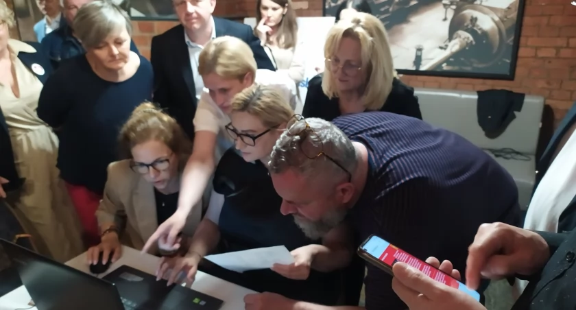 Na zdjęciu sztab Koalicji Obywatelskiej zbiera nieoficjalne wyniki