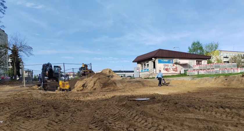 Na zdjęciu: Ulica Łokietka i sklep odcięty od klientów oraz dostawców