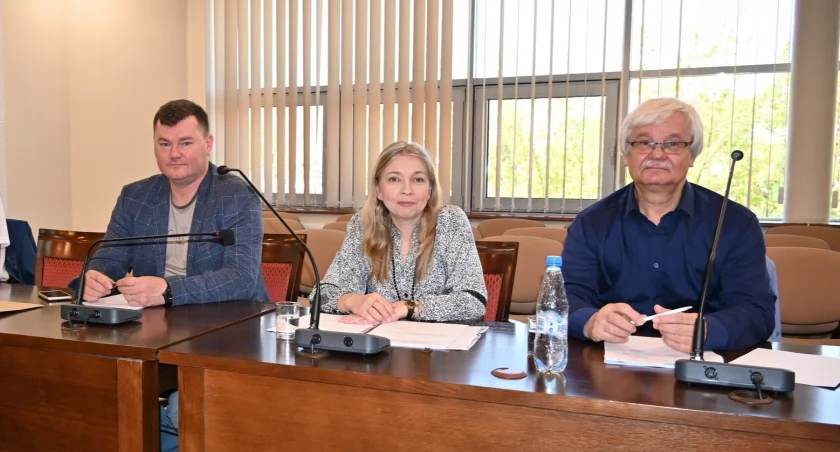 Na zdjęciu: Pierwszy z prawej Jerzy Skwira, dyrektor przychodni