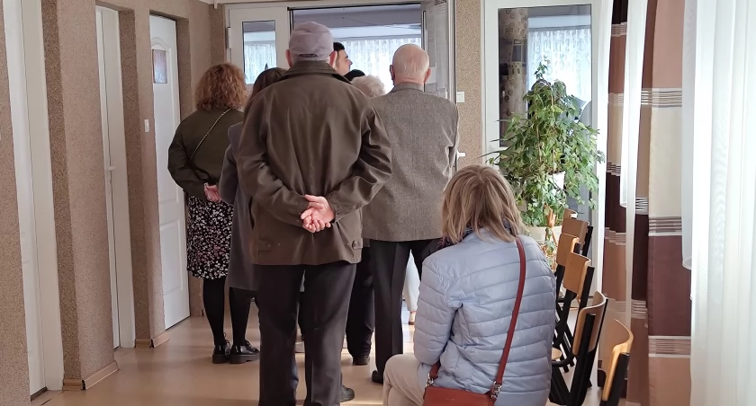 Na zdjęciu: Kolejka do głosowania w lokalu w bursie szkolnej