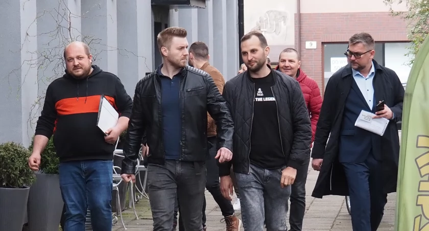 Na zdjęciu rolnicy z powiatu radomszczańskiego w drodze do biura posłanki PiS Anny Milczanowskiej