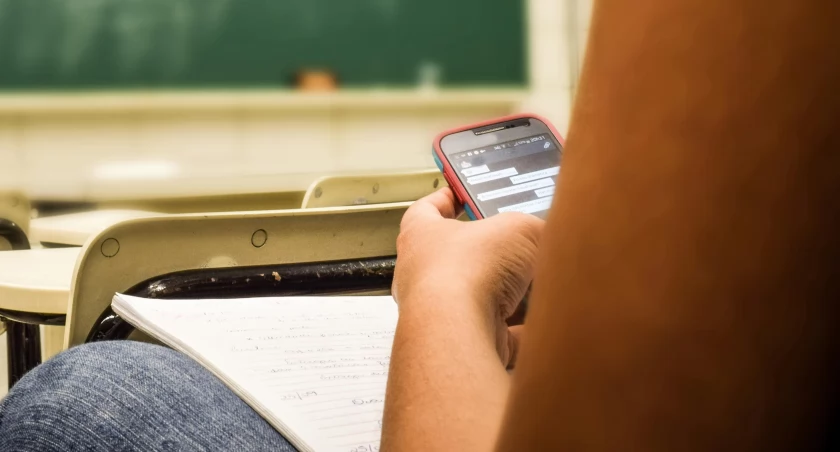 Na zdjęciu: Uczniowie nie chowają telefonów na lekcjach