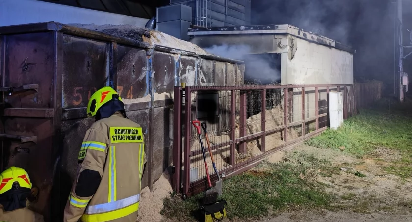 Na zdjęciu strażacy gaszący pożar, fot. KP PSP Radomsko 