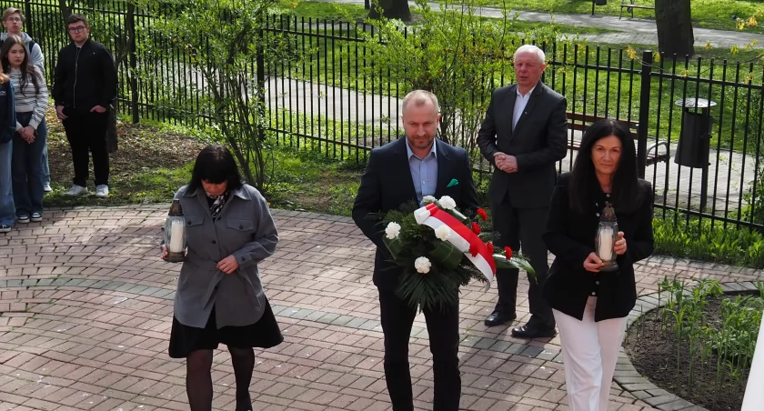 Na zdjęciu składanie kwiatów pod tablicą  pod tablicą upamiętniającą porucznika Stefana Bernarda Zagórowicza