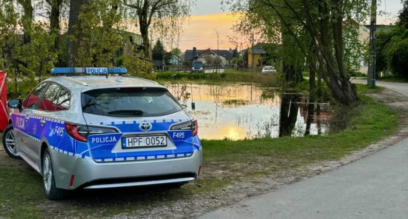 Na zdjęciu radiowóz KPP Radomsko nad stawem, fot. KPP Radomsko
