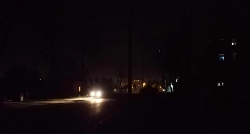 Na zdjęciu odcinek Krakowskiej od ronda do ulicy Kasztelańskiej po zmroku, fot. Czytelniczka