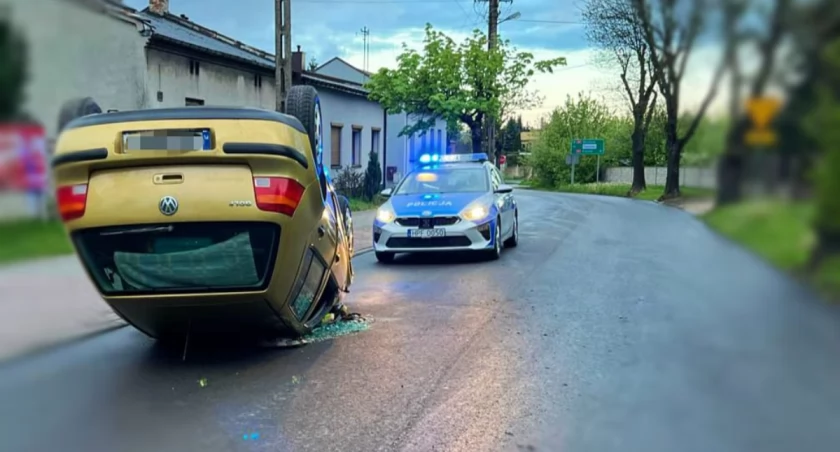 Na zdjęciu volkswagen na dachu, fot. KPP Radomsko 