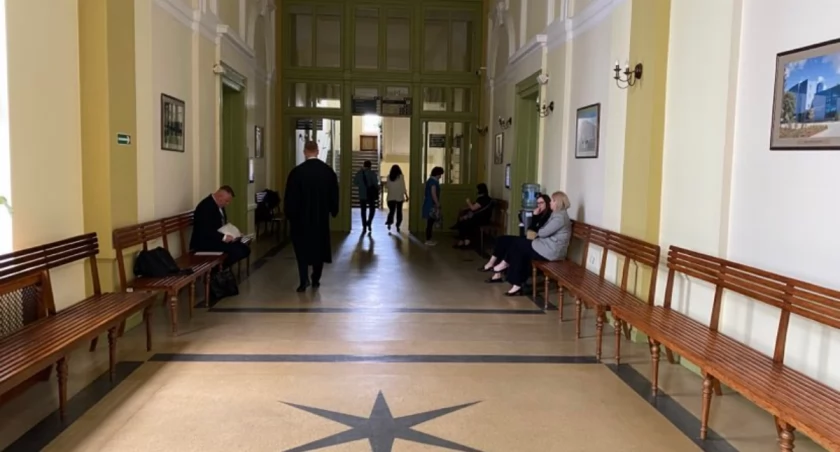 Na zdjęciu strony na korytarzu Sądu Okręgowego w Piotrkowie tuż przed rozprawą