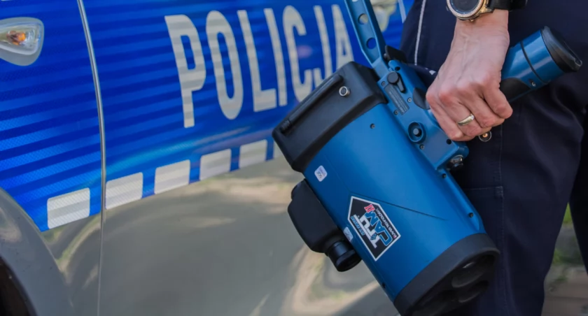 Na zdjęciu policjant z fotoradarem, fot. KPP Radomsko