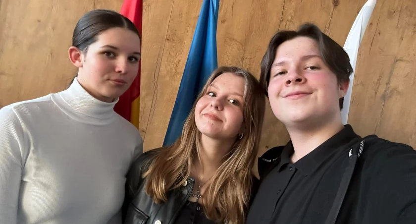 Na zdjęciu Maja Kałdońska w środku, z innymi młodymi radnymi