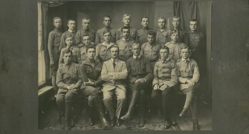 Na zdjęciu drużyna harcerska w gimnazjum Niemca, prawdopodobnie rok 1915