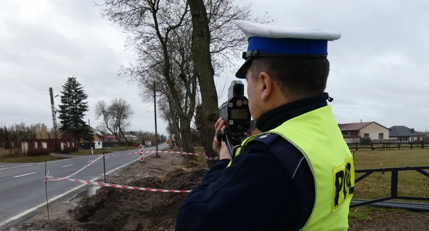 Na zdjęciu policjant mierzący prędkość