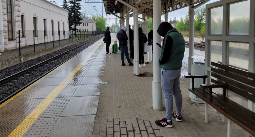 Na zdjęciu podróżni czekający na dworcu PKP w Radomsku