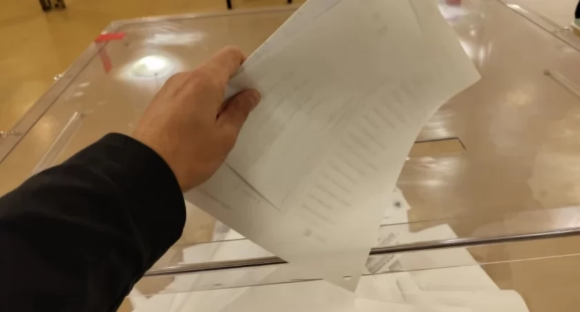 Na zdjęciu urna w lokalu wyborczym w Radomsku