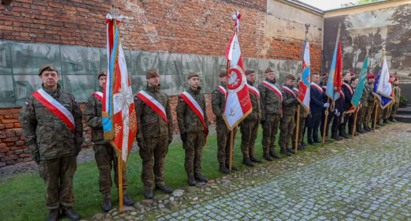 Na zdjęciu żołnierze na placu muzeum, fot. Facebook/UM Radomsko