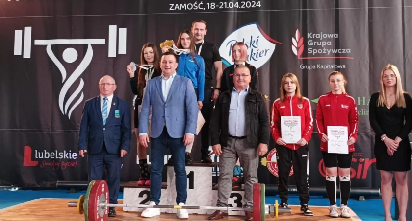 Na zdjęciu zawodniczki na podium, fot. Facebook/Oliwia Drzazga
