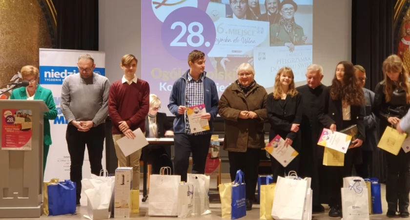 Na zdjęciu uczestnicy etapu diecezjalnego Ogólnopolskiego Konkursu Wiedzy Biblijnej, fot. Facebook/I Liceum Ogólnokształcące im. Feliksa Fabianiego w Radomsku 