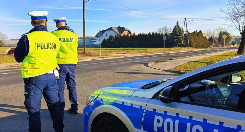 Na zdjęciu policjanci kontrolujący prędkość, fot. KPP Radomsko