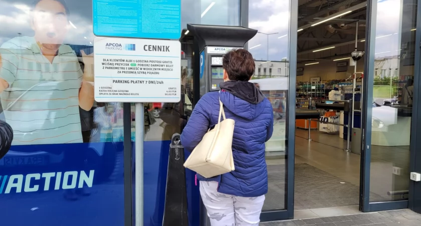 Na zdjęciu: Parkometr przy Lidlu. Podobne znajdują się przy Carrefour i przy Aldi
