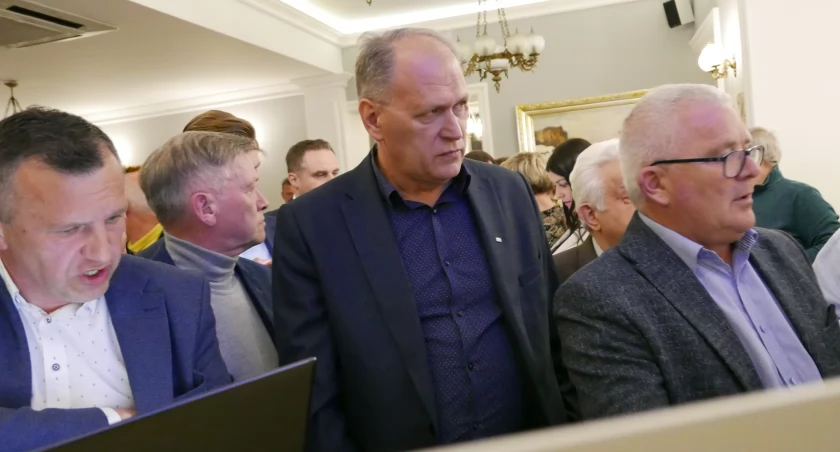 Na zdjęciu: Jarosław Ferenc czeka na wyniki drugiej tury wyborów