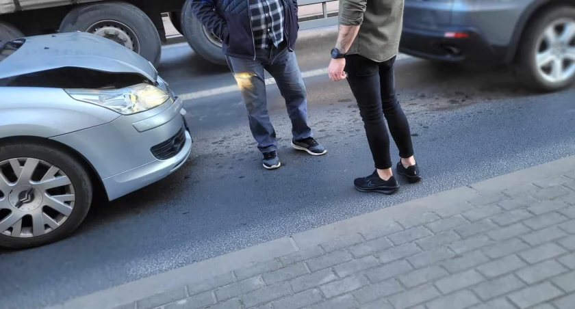 Na zdjęciu samochody, które uczestniczyły w stłuczce