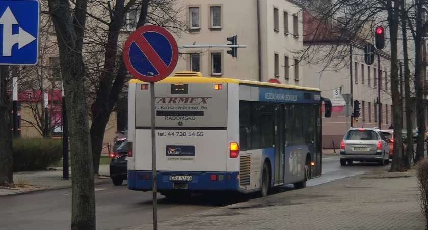 Na zdjęciu autobus MPK w centrum miasta