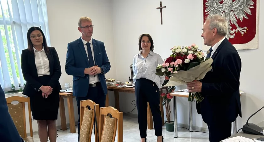 Na zdjęciu wójt Beata Pokora, przewodniczący Adam Kleszczewski, z kwiatami były wójt Henryk Więckowski