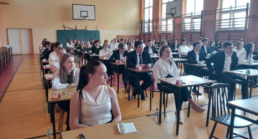 Na zdjęciu tegoroczni maturzyści, fot. Facebook/ I Liceum Ogólnokształcące im. Feliksa Fabianiego w Radomsku