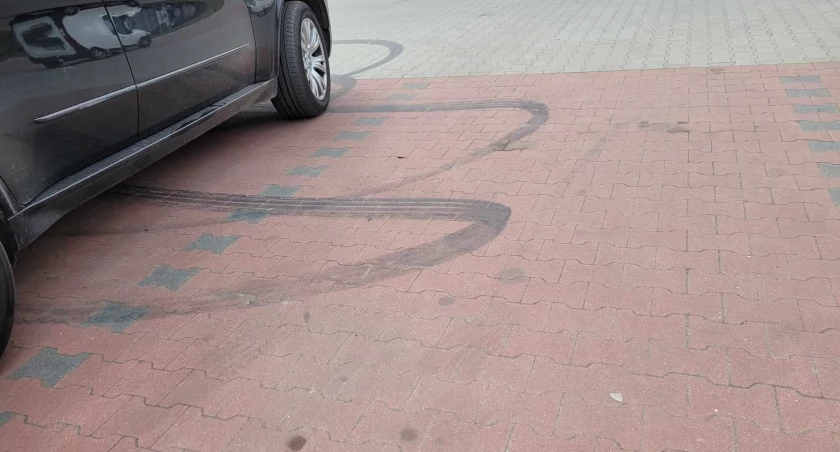 Na zdjęciu ślady po driftingu na terenie parkingu galerii 