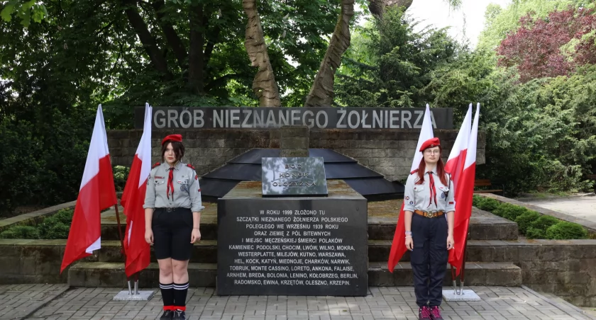 Na zdjęciu harcerze oddają hołd przy Grobie Nieznanego Żołnierza, fot. Facebook/ Radomsko Miasto Otwarte