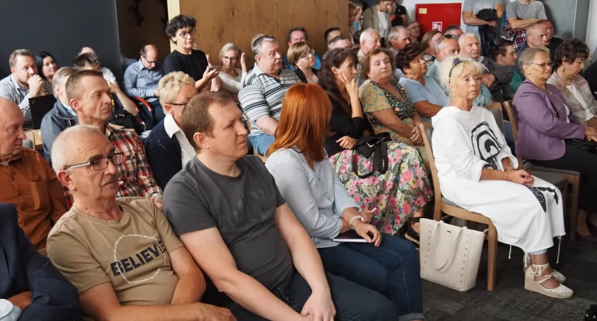 Na zdjęciu spotkanie z mieszkańcami w urządzi miasta, jesień 2023