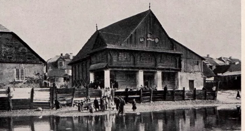 Na zdjęciu drewniana synagoga w Przedborzy przed wojną