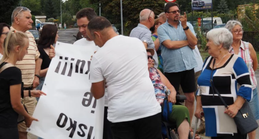 Na zdjęciu mieszkańcy protestujący przeciw planowanemu składowisku przy ul. Zgoda. sierpień 2023