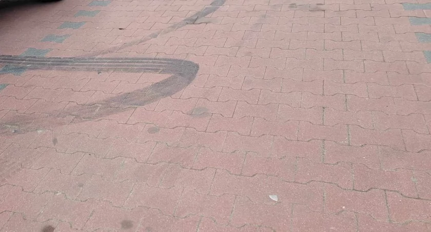 Na zdjęciu ślady po nielegalnych ewolucjach na terenie galerii Metalurgia