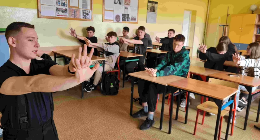 Na zdjęciu zajęcia ze strażakiem
