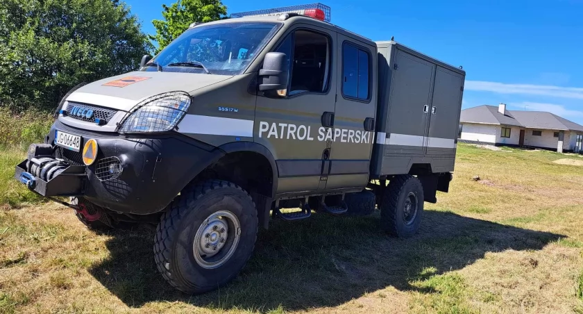 Na zdjęciu samochód patrolu minerskiego, który przyjechał po niewybuchu