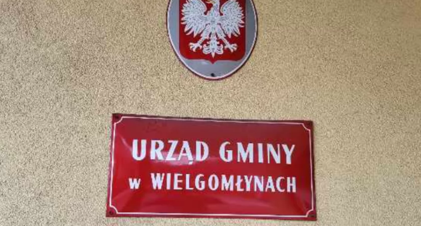 Na zdjęciu urząd gminy w Wielgomłynach, fot. Facebook/Gmina Wielgomłyny
