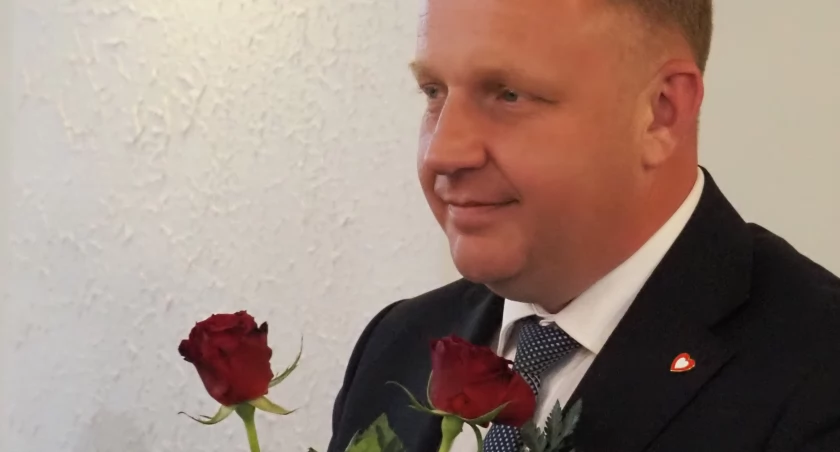 Na zdjęciu nowy starosta Łukasz Więcek podczas pierwszej sesji