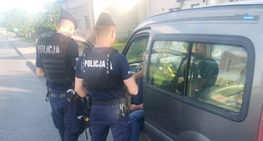 Na zdjęciu: Policjanci legitymują nietrzeźwego kierowcę, fot. KPP Bełchatów