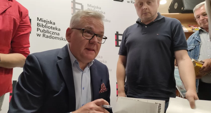 Na zdjęciu Artur Andrus rozdaje autografy po spotkaniu w MBP