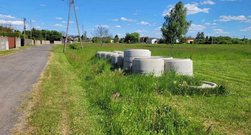 Na zdjęciu betonowe elementy szamba, które leżą w tym miejscu od dwóch lat