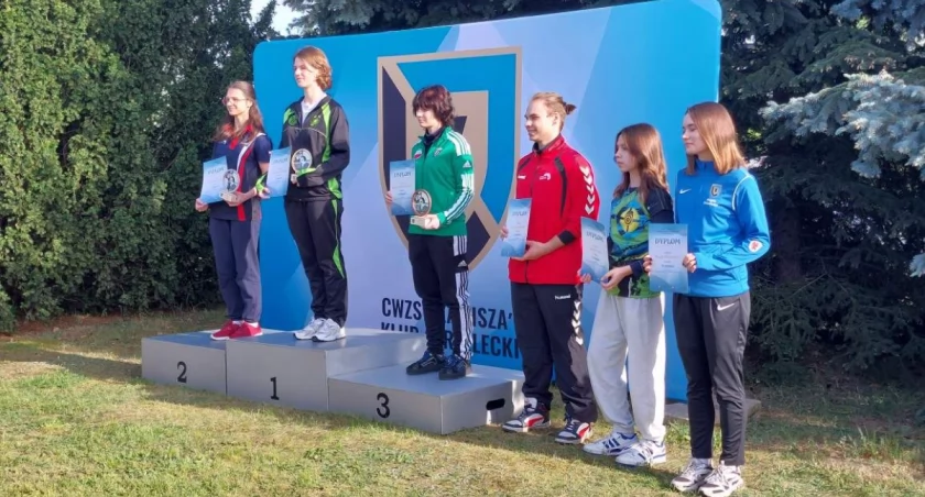Na zdjęciu zawodnicy na podium, fot. Facebook/Okręgowy Klub Strzelectwa Sportowego 