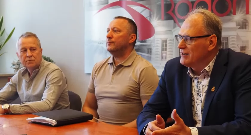 Na zdjęciu Dariusz Kalinowski, naczelnik wydziału ochrony środowiska, Artur Wieczorek, właściciel firmy AW Recyklingi i prezydent Jarosław Ferenc
